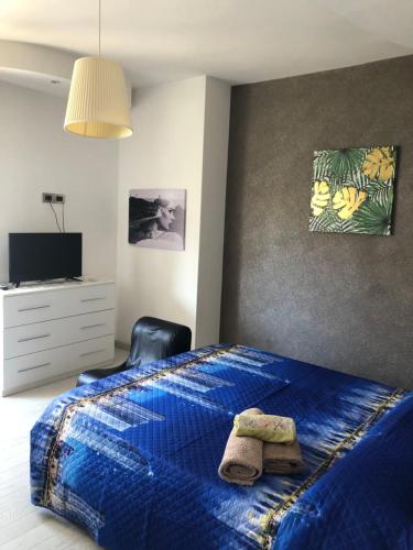 ein Schlafzimmer mit einem blauen Bett mit zwei Handtüchern darauf in der Unterkunft CASA ROSI trequattrozerotrentatretrediciseiquattrouno in Umbertide