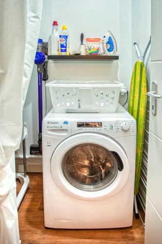 a white washer and dryer in a kitchen at Esprit BD & Confort à Angoulême - Comme à la Maison in Angoulême