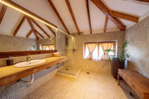Et badeværelse på Woodland Resort