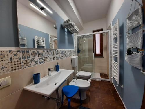 A bathroom at Il Borghetto di San Giuseppe EtnaRooms&Apartments