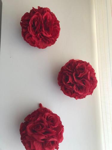 three red roses on a white cutting board at "CASA ROSI" Tel trequattrozero trentatre tredici seiquattrouno in Umbertide