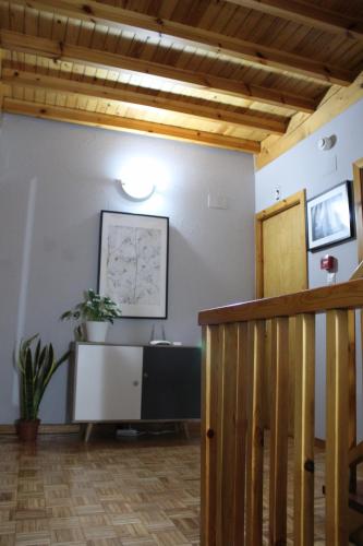 un pasillo con techos de madera y una escalera en Hostal As Margaritas, en Santiago de Compostela