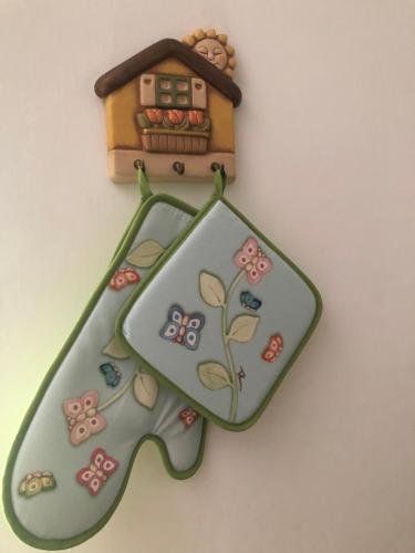 a cake with a house on a wall at "CASA ROSI" Tel trequattrozero trentatre tredici seiquattrouno in Umbertide