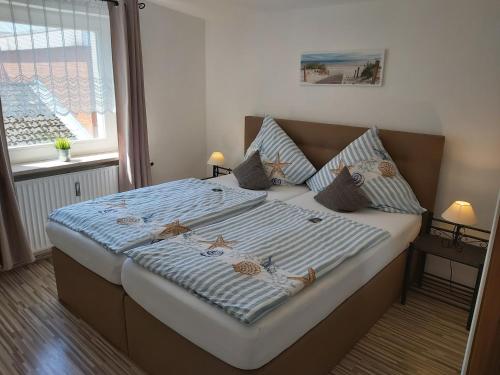 een bed in een kamer met een groot raam bij Appartment Vermietung Lütje in Büsum