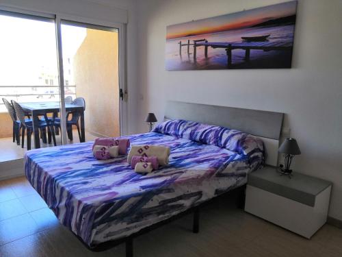 a bedroom with a bed with pillows on it at A 20 metri dalla Spiaggia in Puerto del Rosario