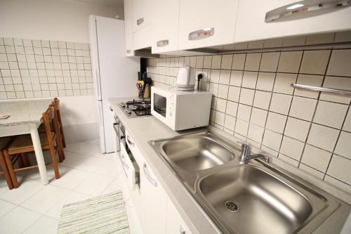Kuchyňa alebo kuchynka v ubytovaní Veneziacentopercento Picenin Apartment