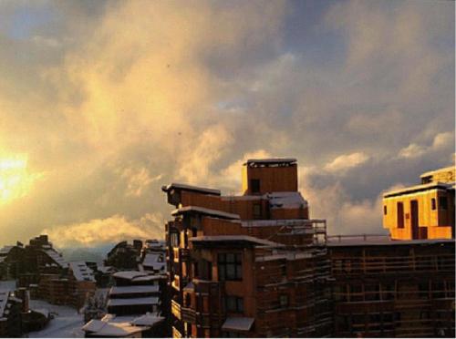 a view of a city with buildings and a cloudy sky at STUDIO CABINE COSY TRÈS CALME RÉSIDENCE ALPAGES 2 AU PIED DES PISTES in Avoriaz