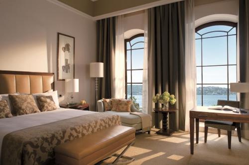 Tempat tidur dalam kamar di Four Seasons Hotel Istanbul at the Bosphorus