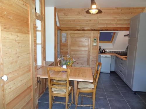 a kitchen and dining room with a wooden table and chairs at Gite de Champ Chaulier in Crots
