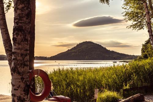 a view of a beach with a mountain in the background at Lakepark Residence in Staré Splavy