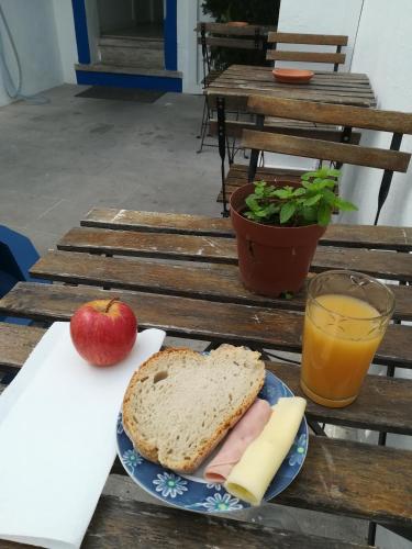 Jídlo v hostelu nebo okolí
