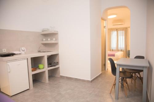 - une cuisine et une salle à manger avec une table et des chaises dans l'établissement Markakis Studios Fira Town, à Fira