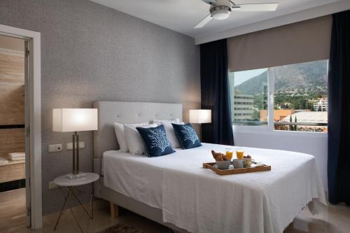 Кровать или кровати в номере MARBELLA CITY BEACHFRONT WITH SEA VIEW