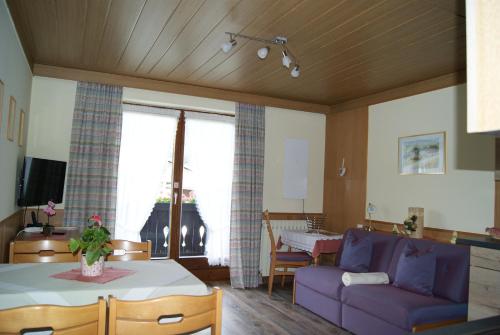 ein Wohnzimmer mit einem Sofa und einem Tisch in der Unterkunft Landhaus Meran in Rauris