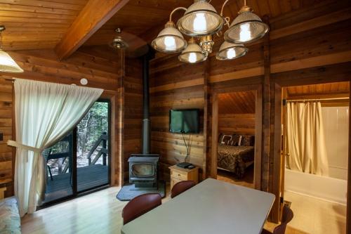 พื้นที่นั่งเล่นของ Lake Texoma Camping Resort Cabin 4