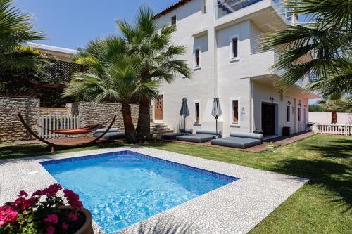 Πισίνα στο ή κοντά στο Eva & Dimitrios Villas, Captivating Oasis with Pools & BBQ, By ThinkVilla