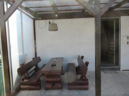 a dining room with a table and chairs in a room at WeCo Ferienwohnungen in Zirndorf