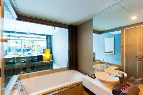 Koupelna v ubytování Ramaburin Resort Patong - SHA Extra Plus