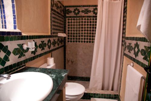 Bathroom sa Riad Dar Alia