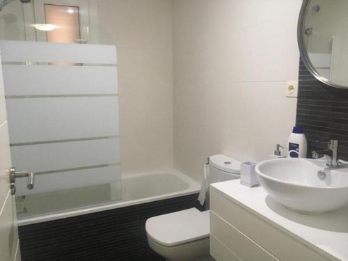 een badkamer met een wastafel, een toilet en een bad bij Apartamento nuevo playa de Canet de Berenguer WIFI in Canet de Berenguer