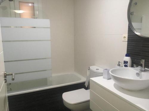 Ένα μπάνιο στο Apartamento nuevo playa de Canet de Berenguer WIFI