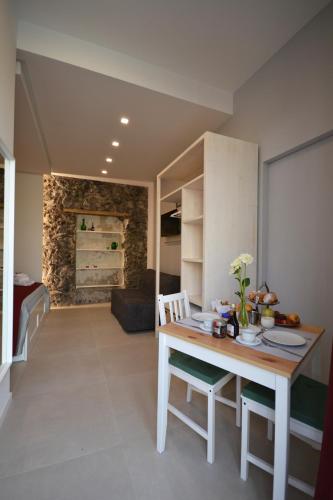 una cucina con tavolo e sedie e un soggiorno di B&B Donna Marisa a Pompei