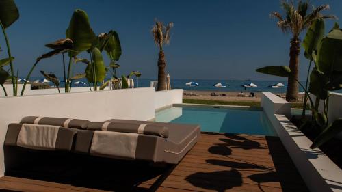 Iperion Beach Hotelの敷地内または近くにあるプール