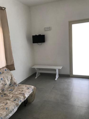 Televízia a/alebo spoločenská miestnosť v ubytovaní Casa vacanza le tre palme