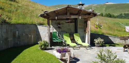 cenador con 2 sillas y mesa en Chalet Pila, en Livigno