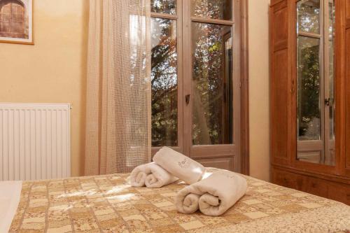 a pair of towels sitting on top of a table at Mounty Island Villas Avra-Calma in Lazaráta