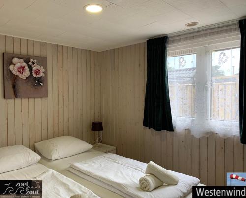 Säng eller sängar i ett rum på Holiday-Chalet Westenwind 4p. Amsterdam & Beach