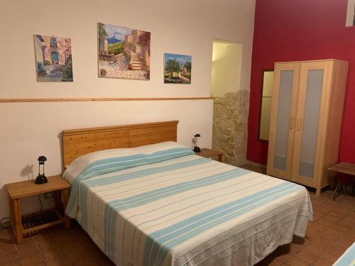 1 dormitorio con 1 cama grande en una habitación en A Due Passi Da, en Aci SantʼAntonio