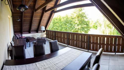 ein Balkon mit Tisch und Stühlen und einem großen Fenster in der Unterkunft Blumenhuhnhof in Burg Kauper