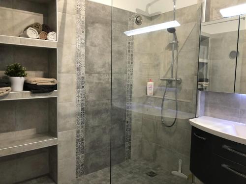 Grand T3- Spacious 2BR Apartement with free parking near city-center Ideal Business & Reims Visits