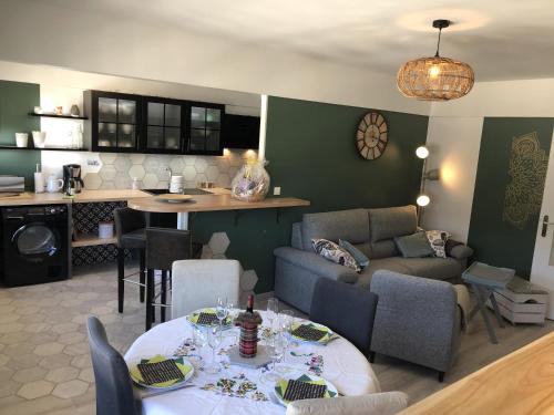 Il comprend un salon avec une table à manger et une cuisine. dans l'établissement BedinReims luxe wonderful calm in city center, ideal for 2 adults and 3 children free parking, à Reims