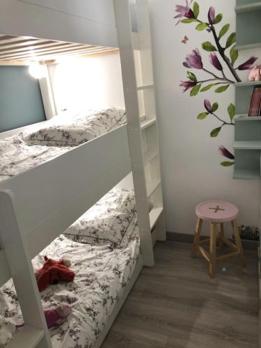 une chambre avec un lit superposé avec une échelle dans l'établissement BedinReims luxe wonderful calm in city center, ideal for 2 adults and 3 children free parking, à Reims