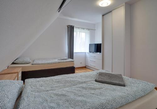 - une petite chambre avec 2 lits et une télévision dans l'établissement Mega widok, à Szklarska Poręba