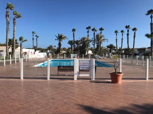 basen ze znakiem i palmami w obiekcie Casa Maiakai w mieście Playa Blanca