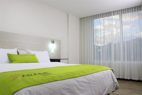 Postel nebo postele na pokoji v ubytování Arame Hotel