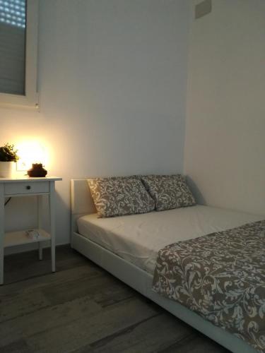a bed in a room with a nightstand and a bed sidx sidx sidx sidx at Apartamento La Zarzuela in Zahara de los Atunes