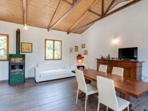 sala de estar con mesa de madera y sofá en Belvilla by OYO Casa Andrea, en Sparti