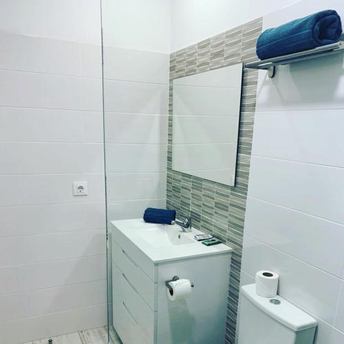 Ένα μπάνιο στο Apartamento 1ª linea by Hugo Beach Hotel - Mayores de 25