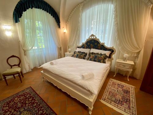 Postel nebo postele na pokoji v ubytování Lovecký zámek Karlštejn