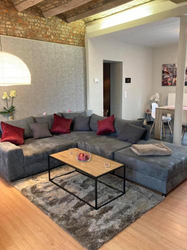Una sala de estar con un sofá y una mesa de café. en Green Lodges, en Blaregnies