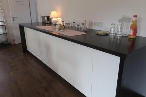 a kitchen counter with a black and white counter top at Landpension zur Hainbuche in Romrod