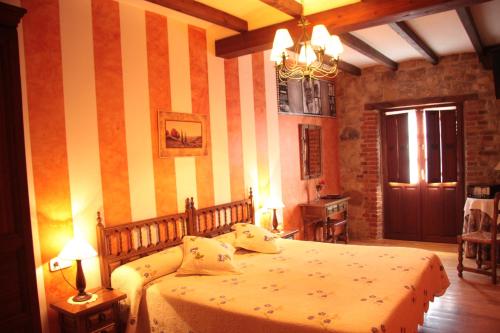 Una cama o camas en una habitación de Hotel "Posada de Cantabria EL SOLAR" -Cenas típicas y Gintonic- Bar -Terraza panorámica