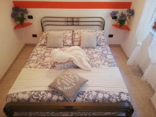 um quarto com duas camas com um coração feito para fora em Apartments Tellaro em Tellaro