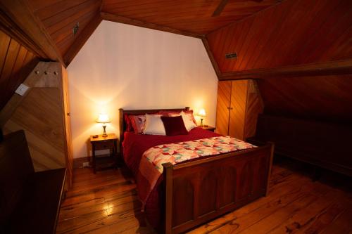 1 dormitorio con 1 cama en una habitación con suelo de madera en St. Peter's Accommodation Cape Bridgewater en Cape Bridgewater