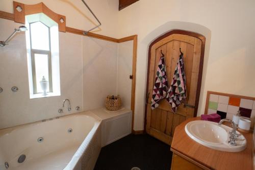 Cape Bridgewater的住宿－St. Peter's Accommodation Cape Bridgewater，带浴缸和盥洗盆的浴室