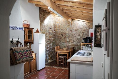 a kitchen with a sink and a refrigerator at Casas de Santa Rita in Évora Monte